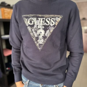 SUDADERA GUESS AZUL MARINA CON LOGO EFECTO AGUA