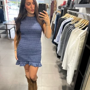 VESTIDO SILBON PANEL DE ABEJA AZUL CON VOLANTES EN MANGAS Y BAJO