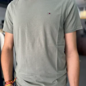 CAMISETA TOMMY JEANS BASICA VERDE