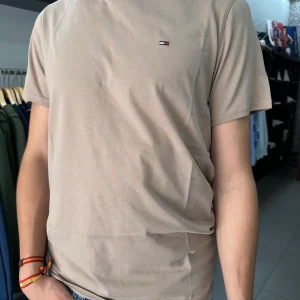CAMISETA TOMMY JEANS BASICA MARRON TAUPE