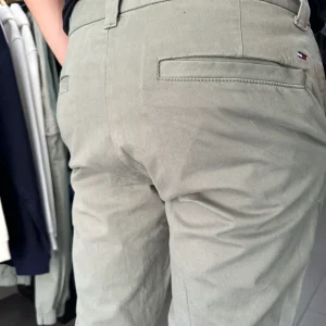PANTALON CHINO TOMMY JEANS VERDE