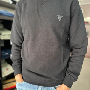 SUDADERA GUESS NEGRA LOGO PEQUEÑO