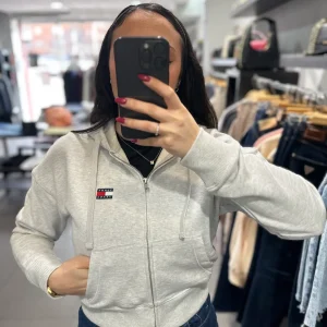 SUDADERA TOMMY GRIS CROP