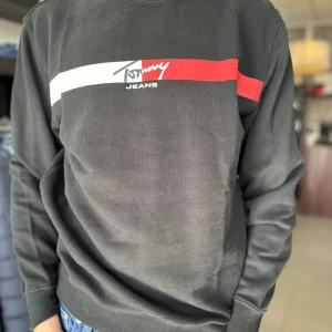 SUDADERA TOMMY NEGRA LOGO BANDA