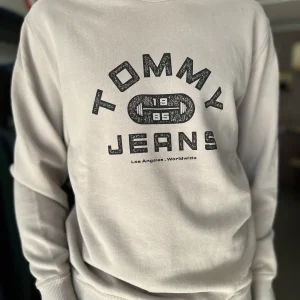 SUDADERA TOMMY TAUPE