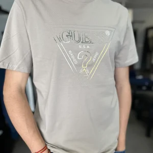 CAMISETA GUESS BEIGE CON LOGO DIFUMINADO