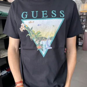 CAMISETA GUESS NEGRA CON LOGO TROPICAL
