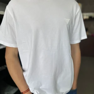 CAMISETA GUESS BLANCA CON LOGO EN PIEL A TONO
