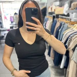 Camiseta Tommy canalé negro cuello pico