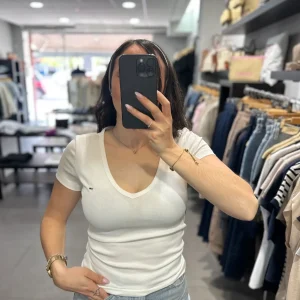 Camiseta Tommy canalé blanca cuello pico
