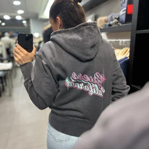 SUDADERA GUESS GRIS DESGASTADO CON LOGO BRILLO ROSA Y AZUL BEBÉ