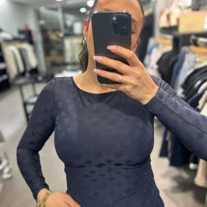 Camiseta Guess Marina con logo 4g relieve al over manga larga