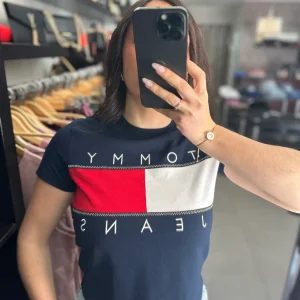 CAMISETA TOMMY MARINA CROP CON LOGO BANDERA MAXI BORDADO