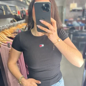 Camiseta Tommy canalé negro logo bordado