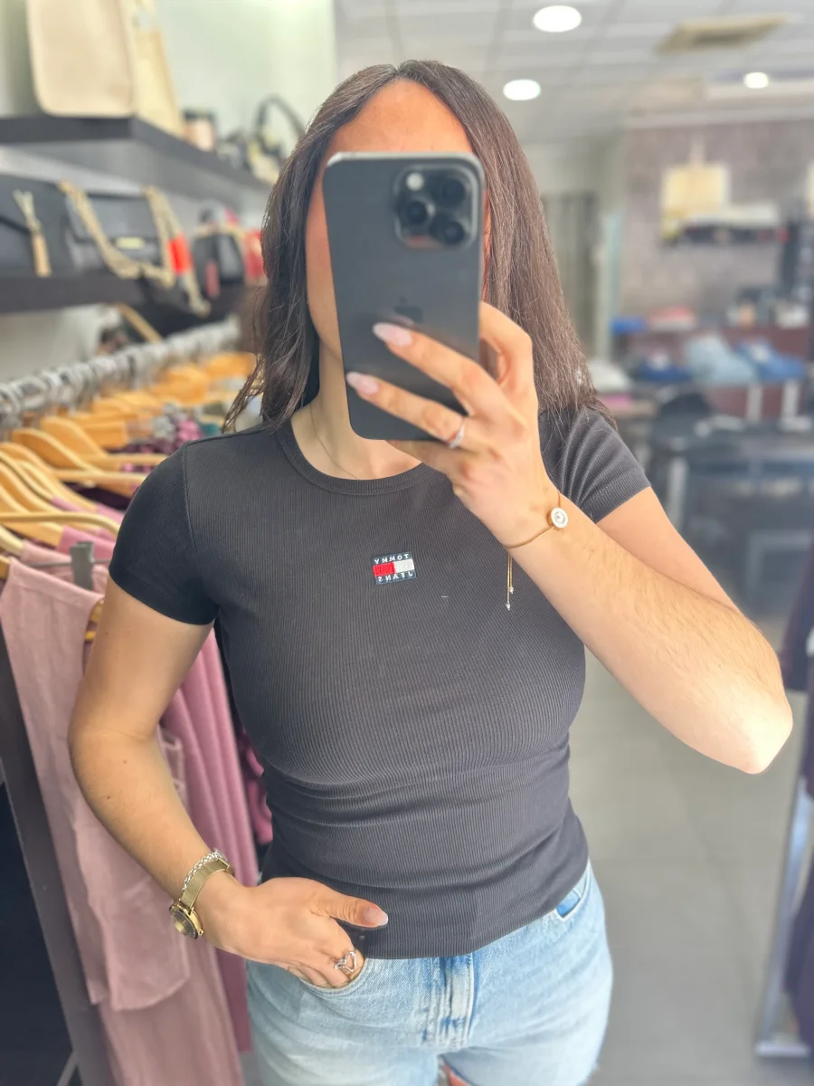 Camiseta Tommy canalé negro logo bordado