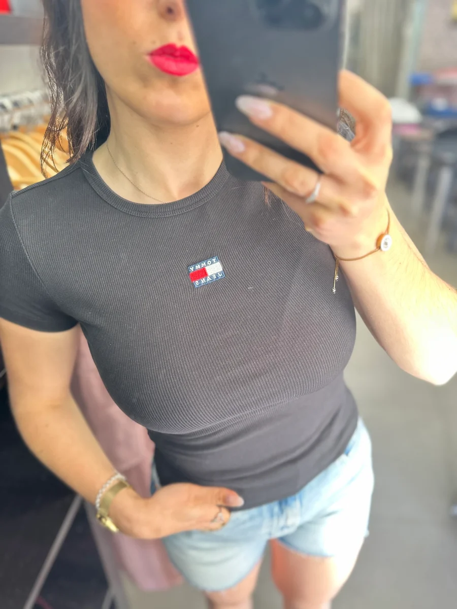 Camiseta Tommy canalé negro logo bordado - Imagen 3