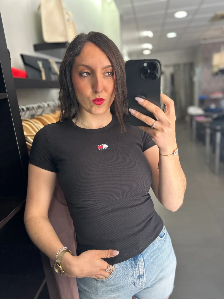 Camiseta Tommy canalé negro logo bordado - Imagen 7