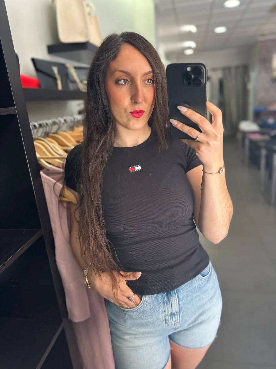 Camiseta Tommy canalé negro logo bordado - Imagen 6