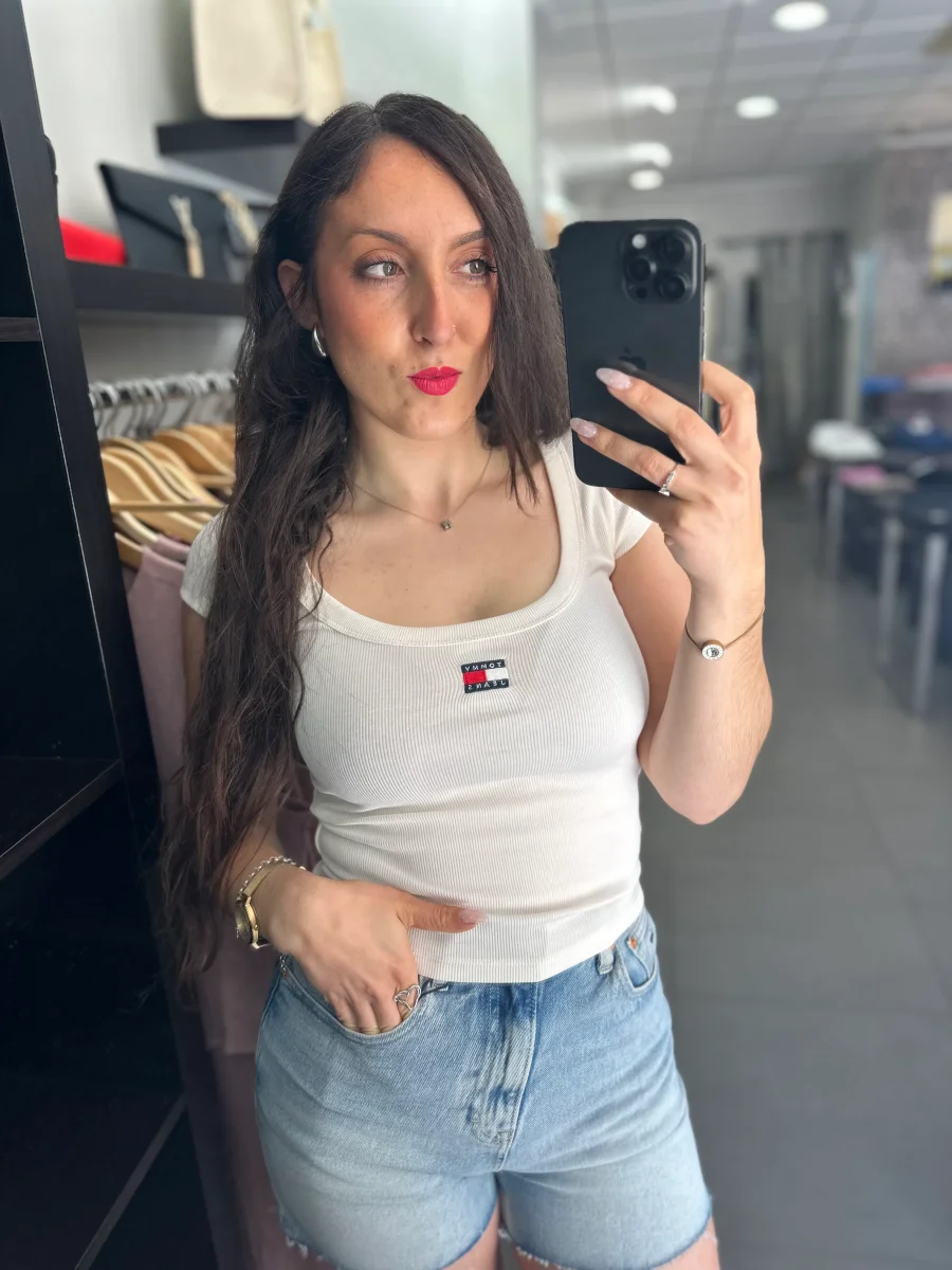 Camiseta Tommy canalé blanca escote cuadrado - Imagen 3