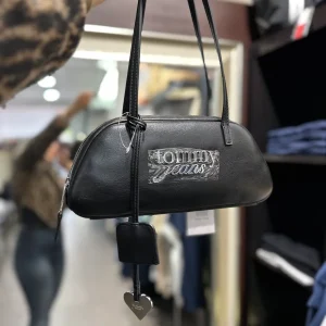 BOLSO TOMMY NEGRO HOMBRO CON CHARM CORAZÓN