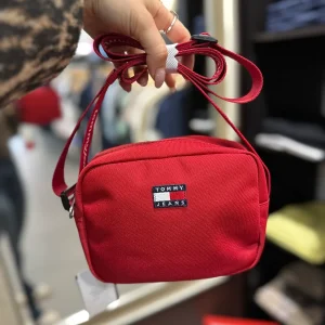 BOLSO BANDOLERA TOMMY NYLON ROJO CEREZA