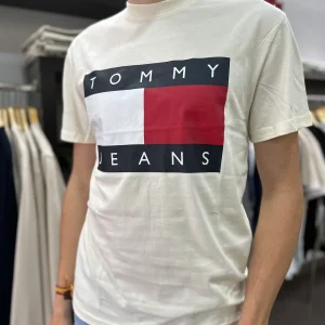 CAMISETA TOMMY CREMA LOGO BANDERA GRANDE