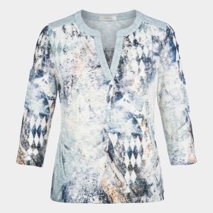 Camiseta de mujer manga 3/4 punto tricot fino cuello acabado en pico estampado abstracto en tonos azules pastel
