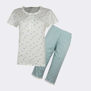 Pijama mujer punto manga corta con tapeta tres botones y pantalón pirata fondo claro con florecillas y detalle volantito en cuello