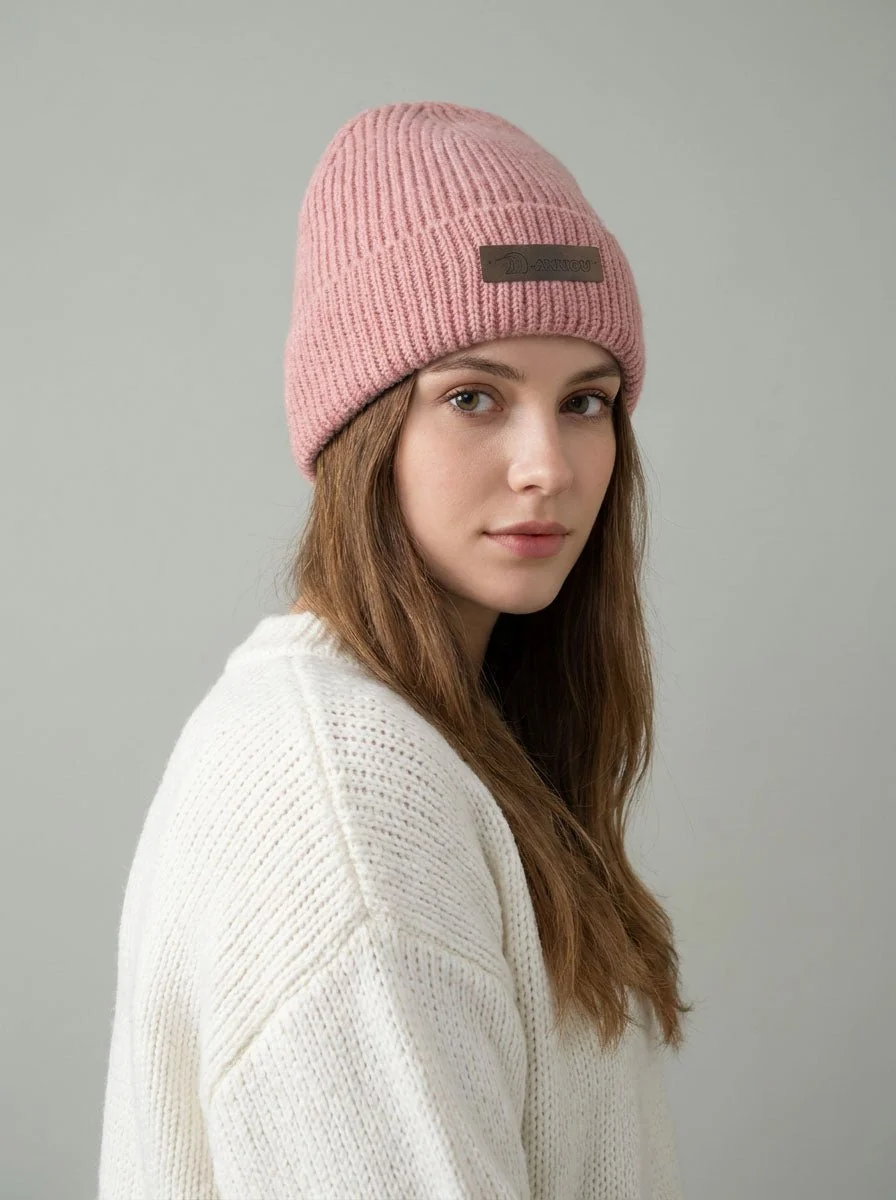 Women Rib Knit Leather Patch Beanie Hat - Imagen 5
