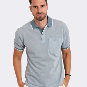 Polo hombre manga corta semi liso con pequeño detalle cuadrado