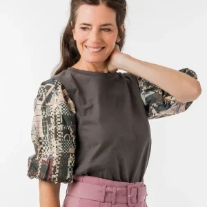 Camiseta gris con mangas estampadas ANEKKE