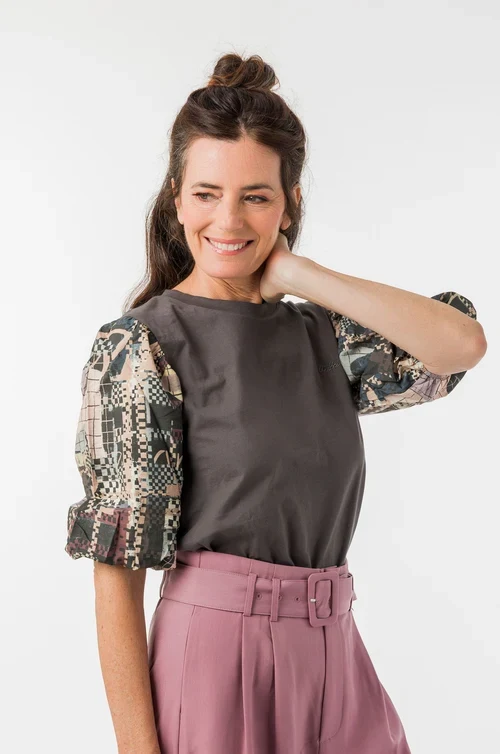 Camiseta gris con mangas estampadas ANEKKE
