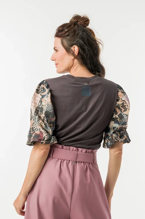 Camiseta gris con mangas estampadas ANEKKE - Imagen 3