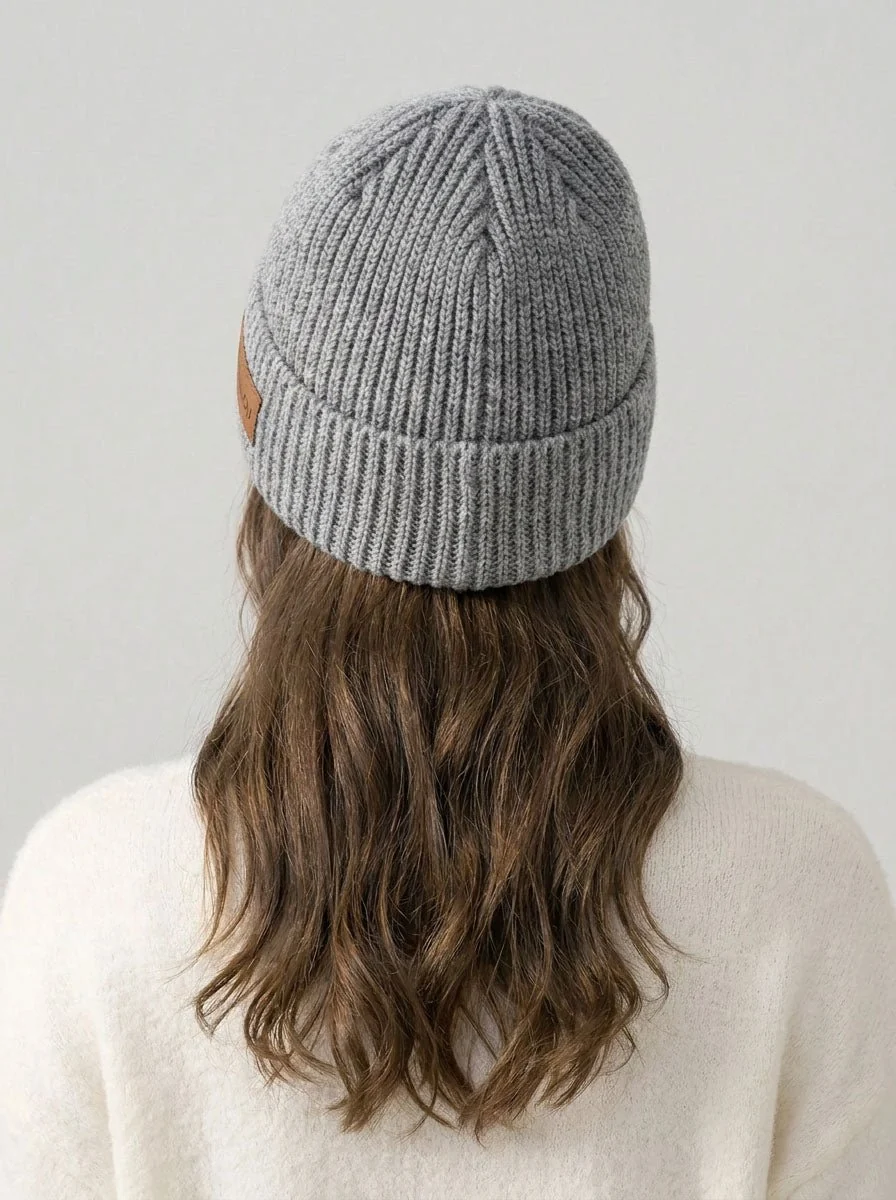 Women Rib Knit Leather Patch Beanie Hat - Imagen 3