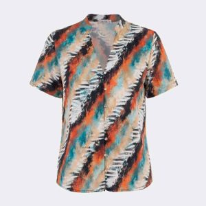 Blusa mujer tela cuello mao acabado en pico manga corta estmpado abstracto en negro, naranja, beig, azulado y negro