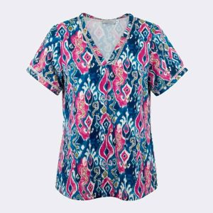 Camiseta mujer de tela manga corta en cuello pico con detalle pasamanería estampado abstracto en azules, verdes y violeta
