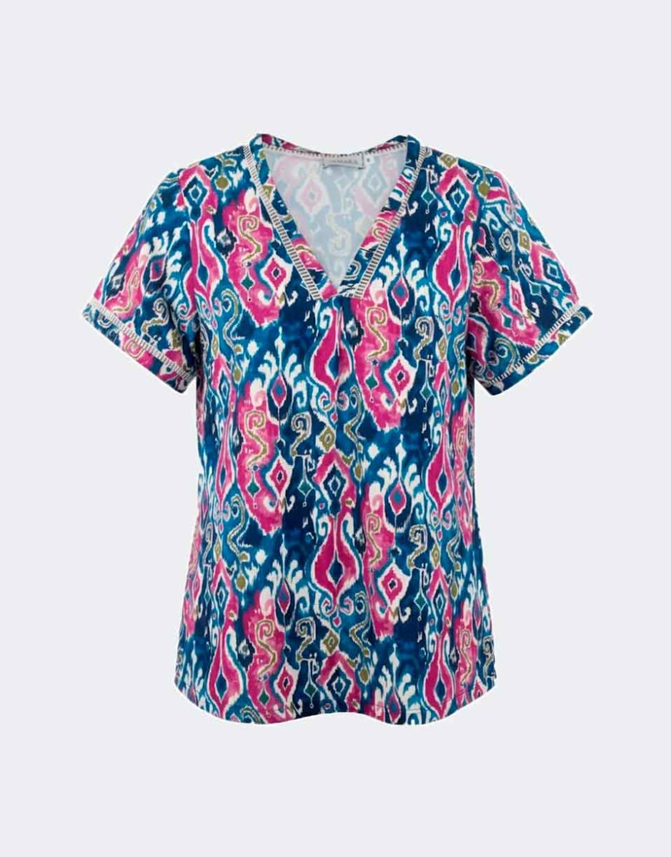 Camiseta mujer de tela manga corta en cuello pico con detalle pasamanería estampado abstracto en azules, verdes y violeta