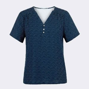 Camiseta mujer tela manga corta con escote pico con botones estampado pequeño en marino y blanco