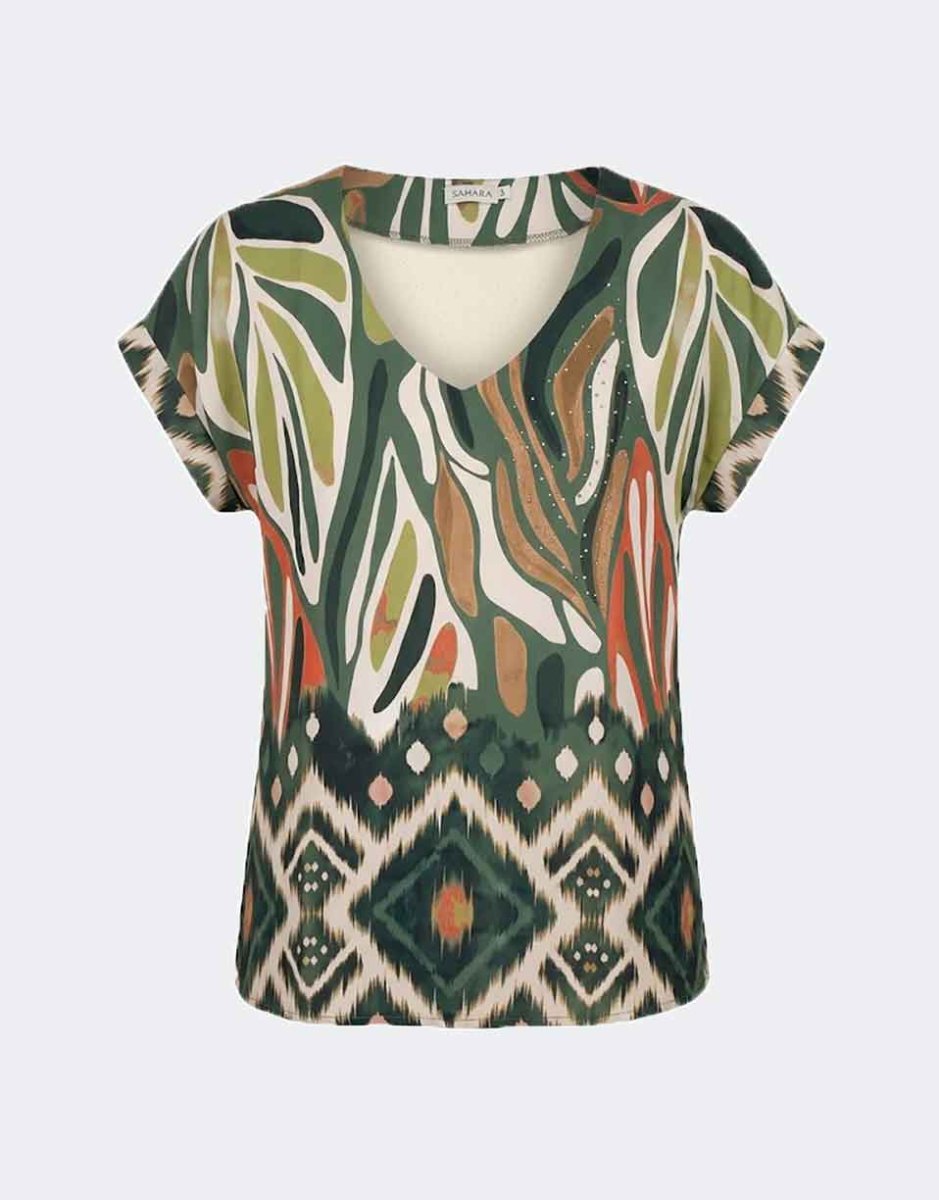 Camiseta mujer de tela manga caída cuello pico estampado abstracto en tonos verdes y marrón con detalle brillantitos