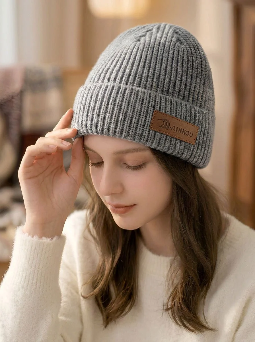 Women Rib Knit Leather Patch Beanie Hat - Imagen 2