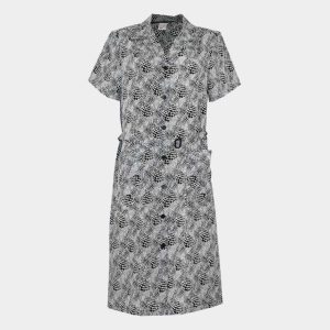 Bata vestido bambula mujer con cuello solapa, botones, bolsillos y cinturón. Estampado negro blanco