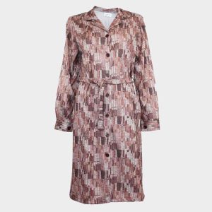 Bata de mujer punto con cuello solapa, bolsillos y puños, estampado abstracto rectángulos desiguales en tonos rosados