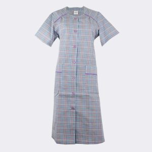 Bata mujer tela manga corta cuadros lila, rojo, azul y verde con detalle de ribete en lila en canesú y bolsillos