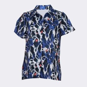 Blusa mujer manga corta cuello camisero estampado abstracto azules y destallos en rojizos