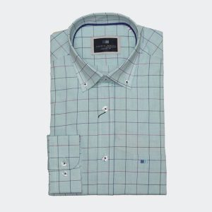 Camisa hombre vestir de cuadros y fondo de color suave