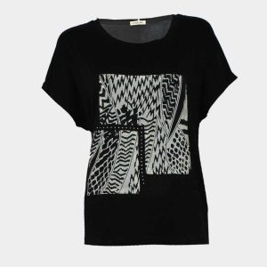 Camiseta punto mujer manga caida corta negra con detalle estampado crudo/negro y brillantitos en el delantero