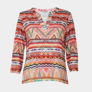 Camiseta mujer punto manga 3/4 escote pico con detalle lentejuela con cuello tira estampado tibal en tonos rojizos