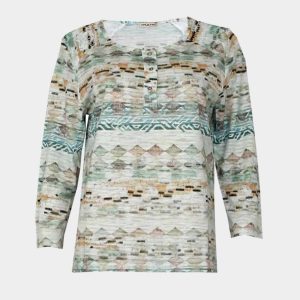 Camiseta mujer punto fino manga 3/4cuello redondo con tapeta botones, detalle blonda en hombros estampado formas geométricas colores difuminados en verdes y ocres