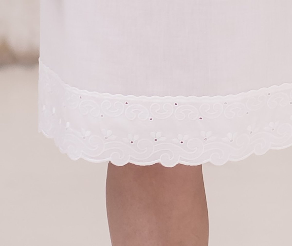 Camisón de mujer con bordado en los hombros – Modelo Nenúfar - Imagen 4