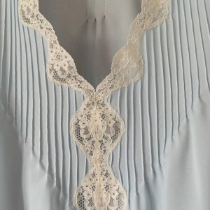 Camisón para mujer en seda y con encaje – Modelo Nomeolvides